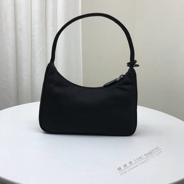 prada女包 普拉達最新爆款升級版Hobo腋下包 1NE515 肯豆同款 prada女士尼龍單肩包  pyd2240